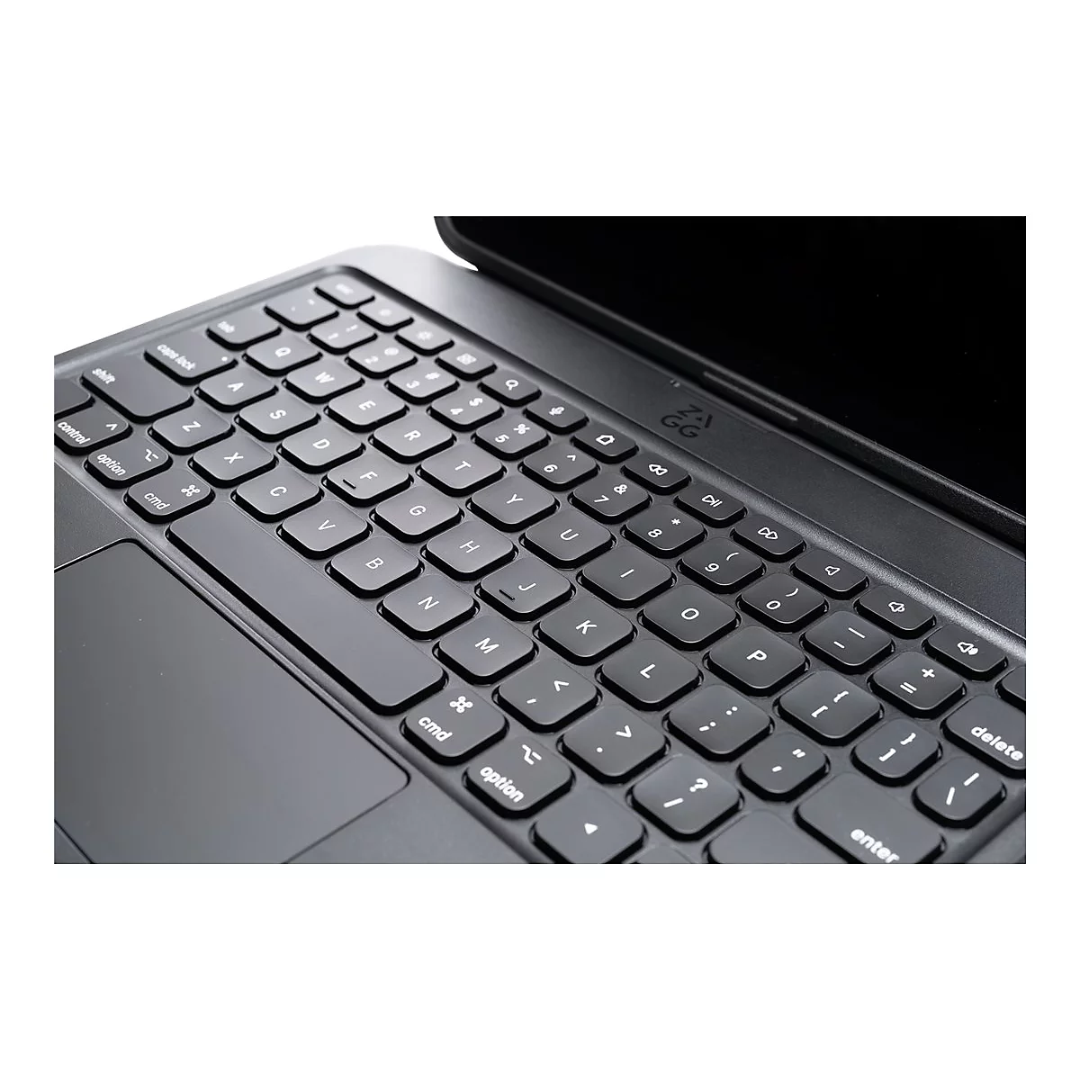 Nahaufnahme einer schwarzen Tastatur. Tasten mit Buchstaben und Symbolen, darunter eine Leertaste und ein Touchpad. Das ZAGG Logo ist sichtbar.