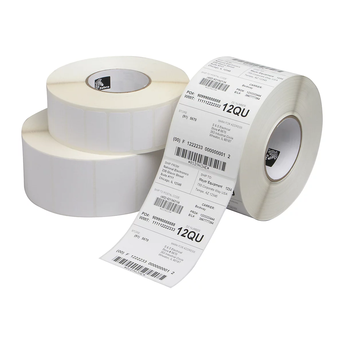 Zwei Rollen mit weißen Etiketten, eine davon bedruckt mit Versandinformationen und Barcodes.