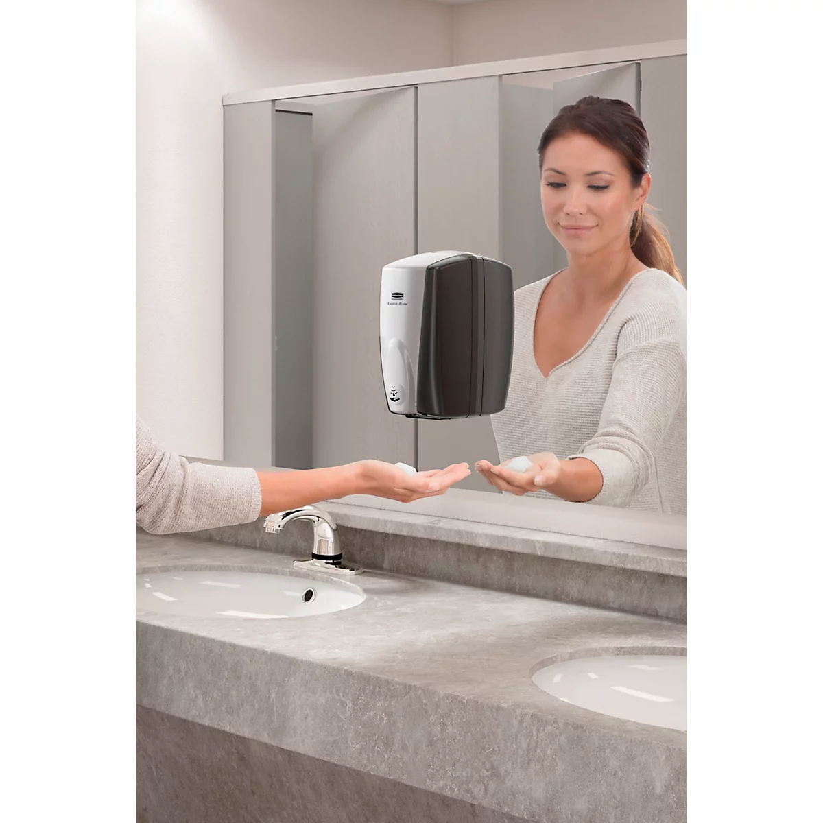 Zeep- en ontsmettingsdispenser Rubbermaid AutoFoam, sensorgestuurd, 500 ml, L 140 x B 133 x H 253 mm, kunststof, zwart/chroom