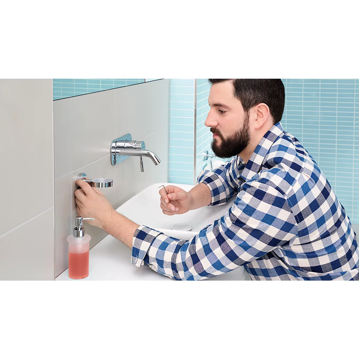 Zeepdispenserset tesa Smooz, 200 ml, navulbaar, innovatieve kleefoplossing, verchroomd
