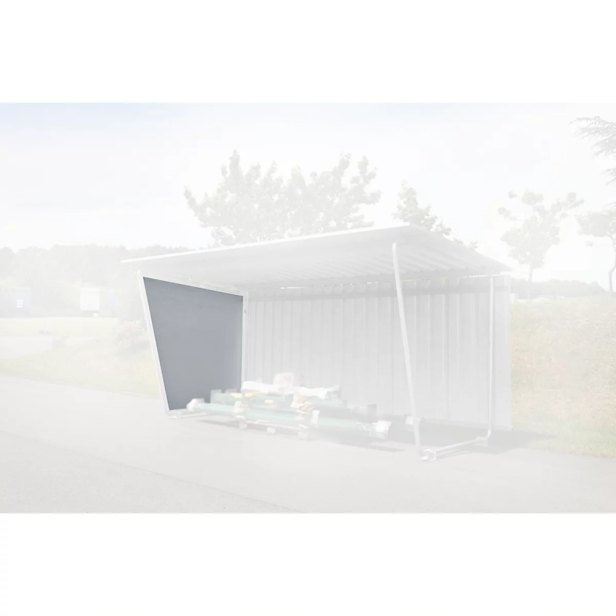 Grijze schuur met dak, stapel hout binnen. Bomen op de achtergrond, heldere lucht.