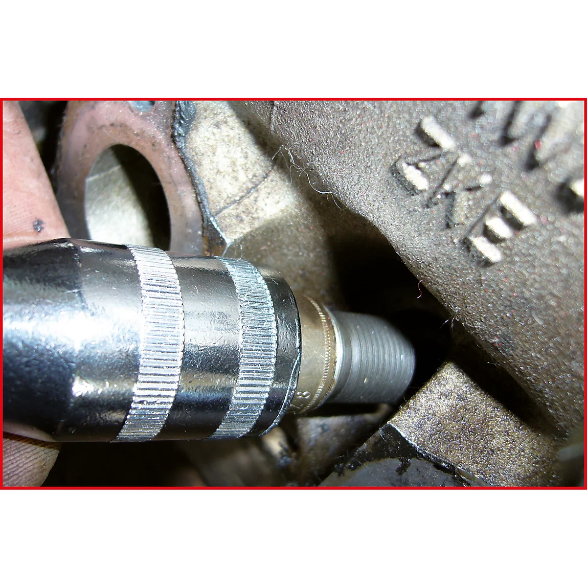 Nahaufnahme: Werkzeug zum Ein- oder Ausdrehen einer Schraube. Details der Schraube und des Werkzeugs gut erkennbar.