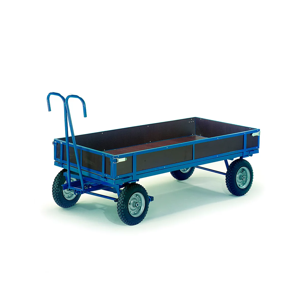 Blauwe transportkar met vier wielen en bruine zijpanelen. Een lange handgreep dient als trekstang.