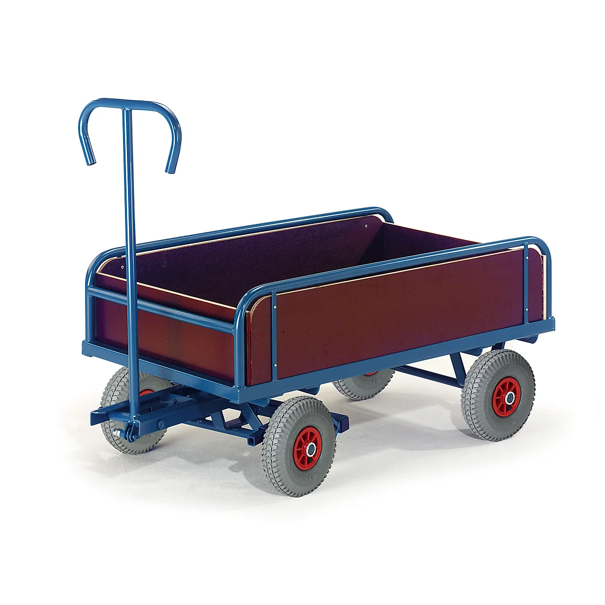 Een blauwe transportkar met vier wielen en een rode laadruimte, op een witte achtergrond.