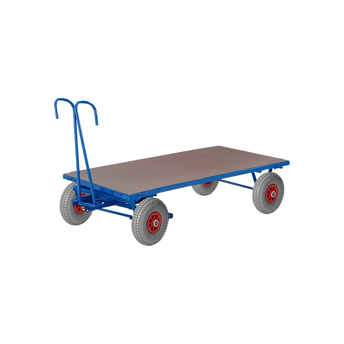Blauer Plattformwagen mit grauen Reifen und roter Nabe, braune Ladefläche, Hebegriff.