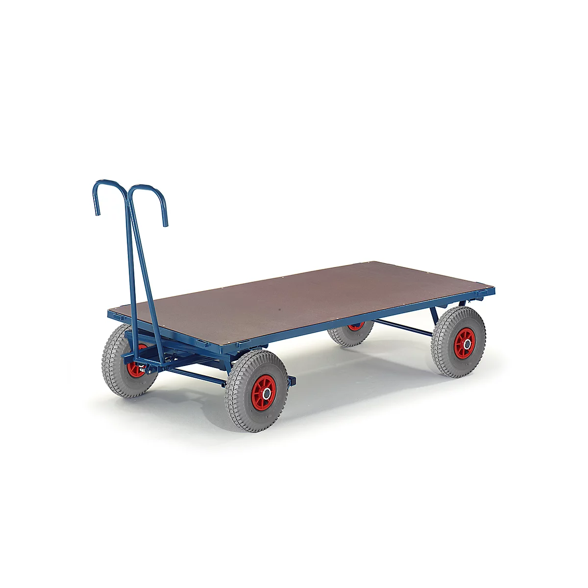 Blauwe transportwagen met vier wielen, houten basis en blauwe handgreep. Grijze banden met rode velgen.
