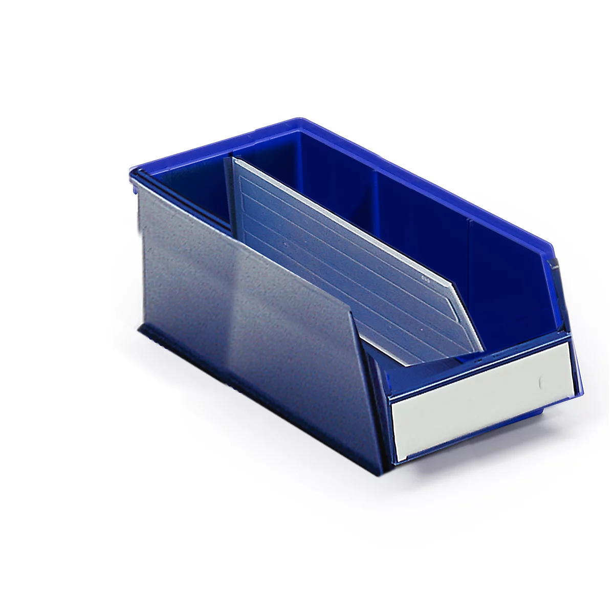 Blaue Lagerbox mit Trennwand und Beschriftungsfeld. Auf weißem Hintergrund.